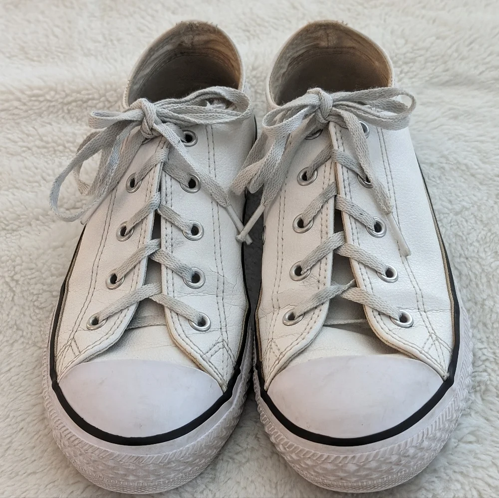Great Condition: Converse Chuck Taylor All Star Leather Kids 3